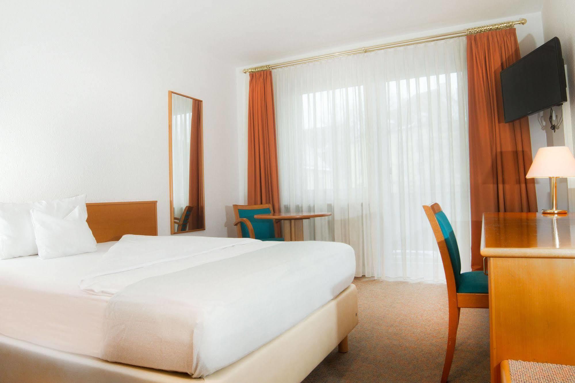 Hotel Zum Hirsch Wertingen Exterior foto